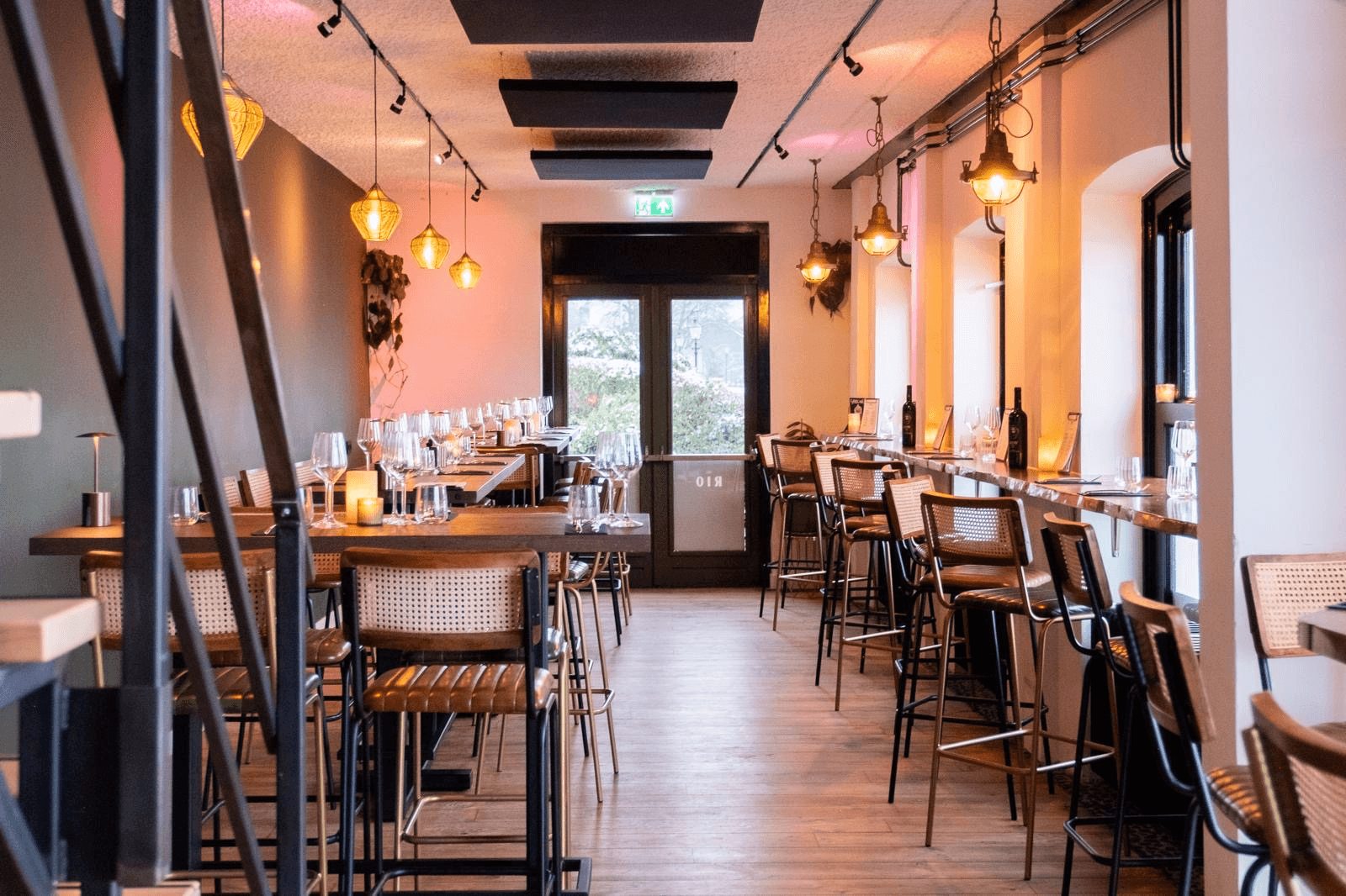Gedekte tafels en zitplaatsen in het restaurant van R.I.O.