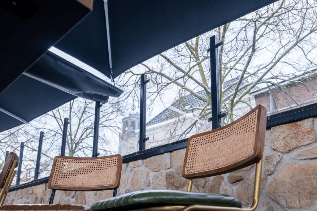 Rotan terrasstoelen van R.I.O. met zicht op de Deventer binnenstad