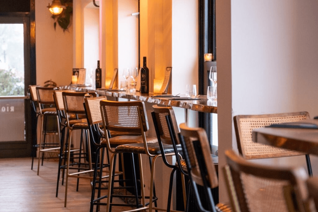 Zitplaatsen aan het raam in het restaurant van R.I.O.